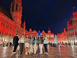 Grupo del club en una plaza iluminada de noche
